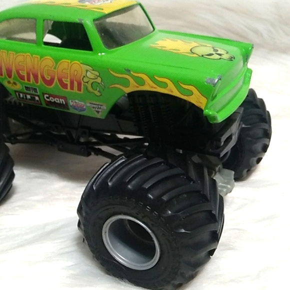 Monster Jam Avenger Hot Wheels Monster Truck Scale 1/24 Lucas Oil Products - Picture 2 of 14